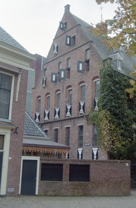  Topgevel met kloostervensters en luiken van Provinciehuis Martinikerkhof 12, Groningen 102551