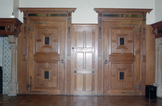  Rijk bewerkte dubbele deurpartij met deurlijsten en lambrisering Martinikerkhof 12, Groningen 102551