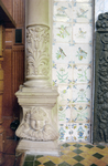  Rijk gedecoreerde natuurstenen zuil met engelenkopje Martinikerkhof 12, Groningen 102551