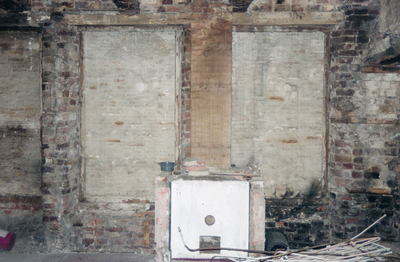  Muur met dichtgezette vensters en restant van schoorsteenmantel Oosterstraat 65, Groningen 102865