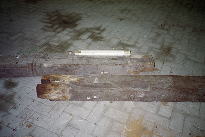  Uitgenomen hergebruikte balken van de kelderbalklaag onder het voorhuis Hoge der A 9, Groningen 102368