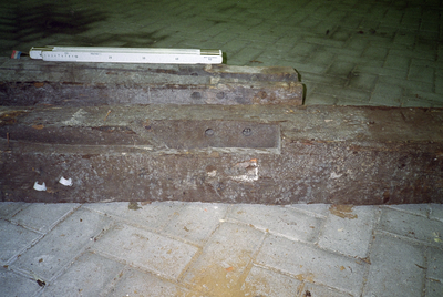  Uitgenomen hergebruikte balken uit de kelderbalklaag onder het voorhuis Hoge der A 9, Groningen 102368
