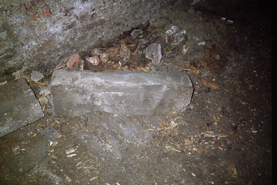  Zandstenen bouwelement met frijnslag in Sikkenspoort Leliesingel, Groningen 103776