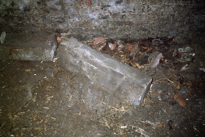  Zandstenen bouwelement met frijnslag in Sikkenspoort Leliesingel, Groningen 103776