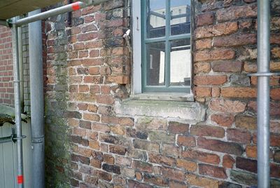  Onderzijde van venster met zandstenen latei en ingehakte sponningen voor raamluik Schoolstraat 3, 5, Groningen 103245