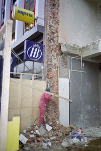 Vrijgelegd muurwerk na sloop van voorgevel nr. 25 Vismarkt 25, 27, Groningen 107645