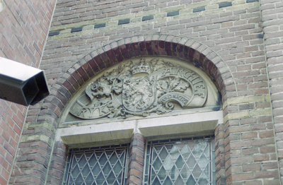 Natuurstenen boogveld boven deur met wapen en tekst 'Rijksarchief' Martinikerkhof 12, Groningen 106770