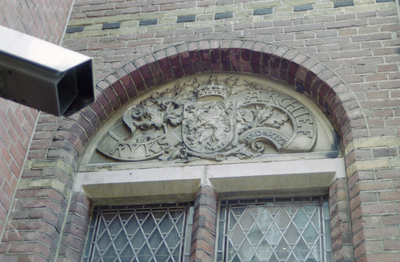 Natuurstenen boogveld boven deur Martinikerkhof 12, Groningen 106770