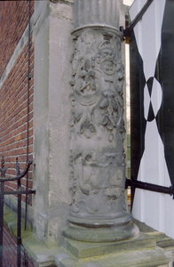  Natuurstenen detail van herplaatste voorgevel Martinikerkhof 12, Groningen 102551