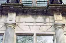  Detail van natuurstenen gevel met steenhouwersmerken Martinikerkhof 12, Groningen 102551