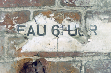  Restant van op muur geplakte poster met tekst ...eau 6 3/4 uur... Tussen beide Markten 6, Groningen 103827