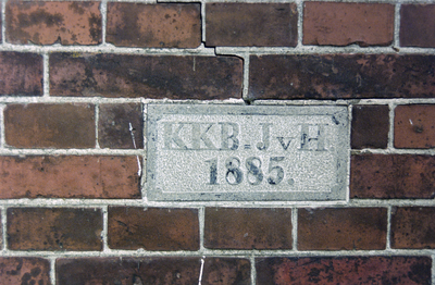  Gevelsteen met 'KKB JvH 1885' Zuiderweg 172, Hoogkerk, Groningen