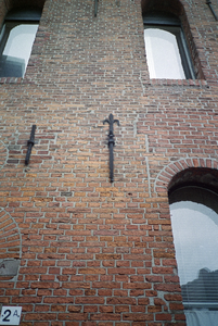  Gevel met bouwsporen verbouwde vensters en sieranker pakhuis De Kleine Sleutel Vishoek 2, Groningen 102838