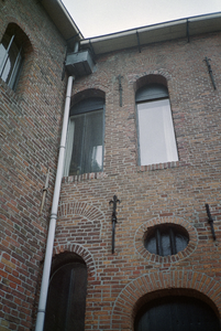  Gevel met verbouwde rondboogvensters en sierankers pakhuis De Kleine Sleutel Vishoek 2, Groningen 102838