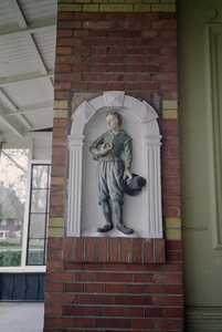 Herplaatste gevelsteen met weesjongen bij ingang van villa Hilghestede Verlengde Hereweg 174, Groningen 100546