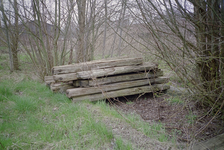  Betonnen liggers met stapel houten balken op het Nanninga-terrein H.L. Wichersstraat 1/2, Groningen 109876