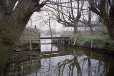  Bruggetje over de wijk van het balkgat en bomen langs Winschoterdiep bij het Nanninga-terrein H.L. Wichersstraat 1/2, ...