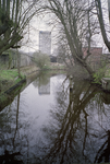  Wijk naar het balkgat op het Nanninga-terrein met spiegeling van Rijkskantoor in het water H.L. Wichersstraat 1/2, ...