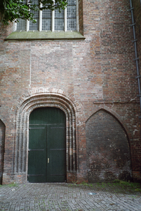  Akerk, zuidelijke zijgevel, deur Akerkhof 2, Groningen 101740