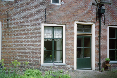  Gevel met zes-ruits venster en deur met bovenlicht en levensboom Visserstraat 50, Groningen 103501