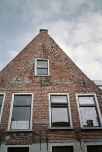 Top van topgevel met vlechtingen en zandstenen lateien van kloostervensters Visserstraat 55, 57, Groningen 103488