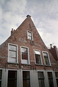  Topgevel met bouwsporen van dichtgezette kloostervensters Visserstraat 55, 57, Groningen 103488