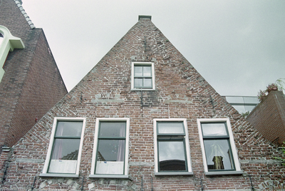  Topgevel met zandstenen lateien van dichtgezette kloostervensters Visserstraat 55, 57, Groningen 103488