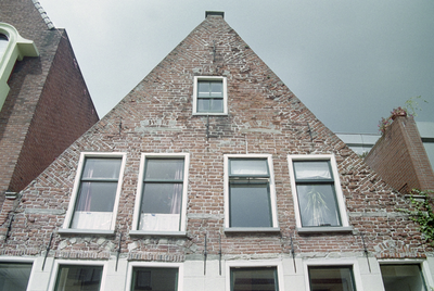  Topgevel met verbouwde kloostervensters Visserstraat 55, 57, Groningen 103488