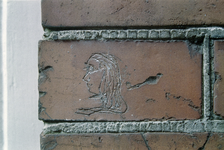  In baksteen ingekrast meisjesportretje Haddingedwarsstraat 3, Groningen 109856