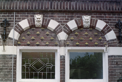  Ontlastingsbogen met duivelskoppen, siermetselwerk velden en imitatie glas-in-lood Radebinnesingel 19, 21, Groningen 107498