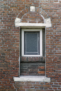  Verbouwd kloostervenster met ontlastingsboogje in Pepergasthuis Peperstraat 20, Groningen 103072