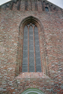  Topgevel met blindnissen en spitsboogvenster van Jacobuskerk Borgweg 11, Zeerijp