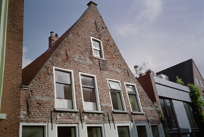  Topgevel met bouwsporen van kloostervensters Visserstraat 55, 57, Groningen 103488