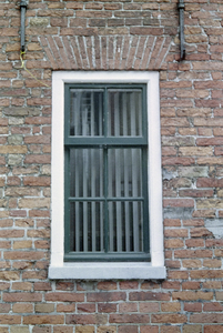  Zes-ruits venster in metselwerk met sierankers Vismarkt 56, Folkingestraat 2, Groningen 103472