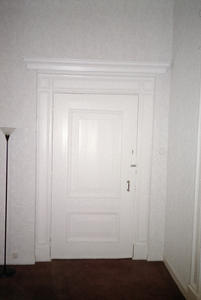  Twee-paneels deur en deurlijst met bekroning Jacobijnerstraat 12, Groningen 102411