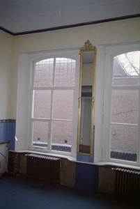  Zes-ruits schuifvensters met geschilderde glas-in-lood bovenlichten, vensterbanken en spiegel Jacobijnerstraat 12, ...