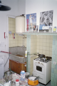  Keuken met betegelde keukenschouw en stenen hoek-wasbak Jacobijnerstraat 12, Groningen 102411
