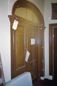  Gehout deurportaal met dubbele twee-paneels deuren en rond bovenlicht Jacobijnerstraat 12, Groningen 102411