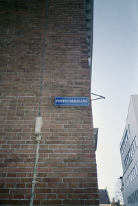  Westelijke zijgevel met straatnaambordje Postrijdersgang Jacobijnerstraat 12, Groningen 102411