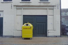  Verbouwde winkelpui met garagedeuren en glascontainer Schuitenmakersstraat 3, 5, Groningen 152626