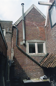  Topgevel met dichtgezet kloostervenster Oude Kijk in 't Jatstraat 10, Groningen 100706