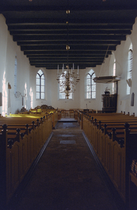  Interieur van kerk met kerkbanken en ramen Middelberterweg 13, Middelbert, Groningen 101714