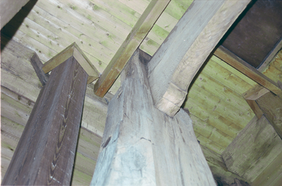  Detail van houten constructie van kerktoren Middelberterweg 13, Middelbert, Groningen 101714