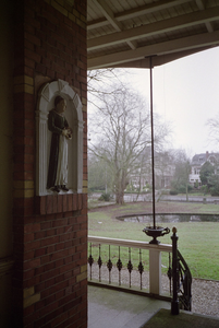  Portaal met herplaatste gevelsteen met weesmeisje van Groene Weeshuis Verlengde Hereweg 174, Groningen 100546