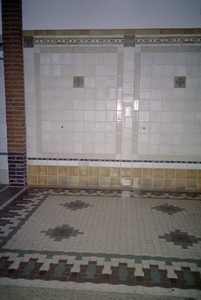  Met cementtegels betegeld vloer en betegelde lambrisering Hofstraat 8, Groningen 102354