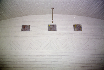  Drie keramische tegels met voorstelling in nis winkelruimte Akerkhof 11 Groningen 101726