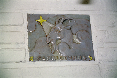  Keramische tegel Capricornus in nis winkel Akerkhof 11 Groningen 101726