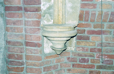  Natuurstenen versiering van steunpunt onderzijde rib van gewelf in Martinitoren Martinikerkhof 1, Groningen 102537