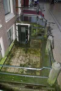  Hardstenen stoep en verdiepte stoep bij kelderdeur Poelestraat 29, Groningen 103097