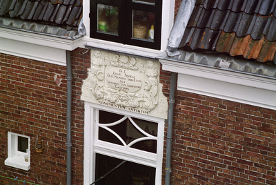  Cartouche aan de achtergevel van het Nieuw Aduarder Gasthuis Munnekeholm 3, Groningen 102559